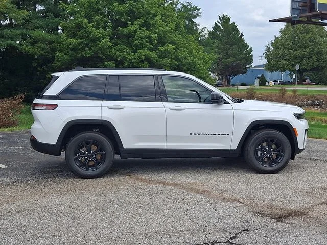 New 2026 White/off-white Jeep Laredo Altitude image 8