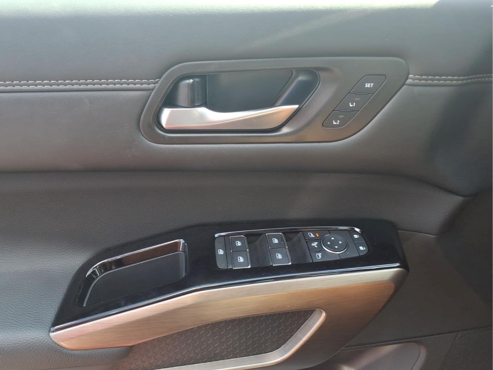 Used 2025 Scarlet Ember Tintcoat Nissan Platinum image 17