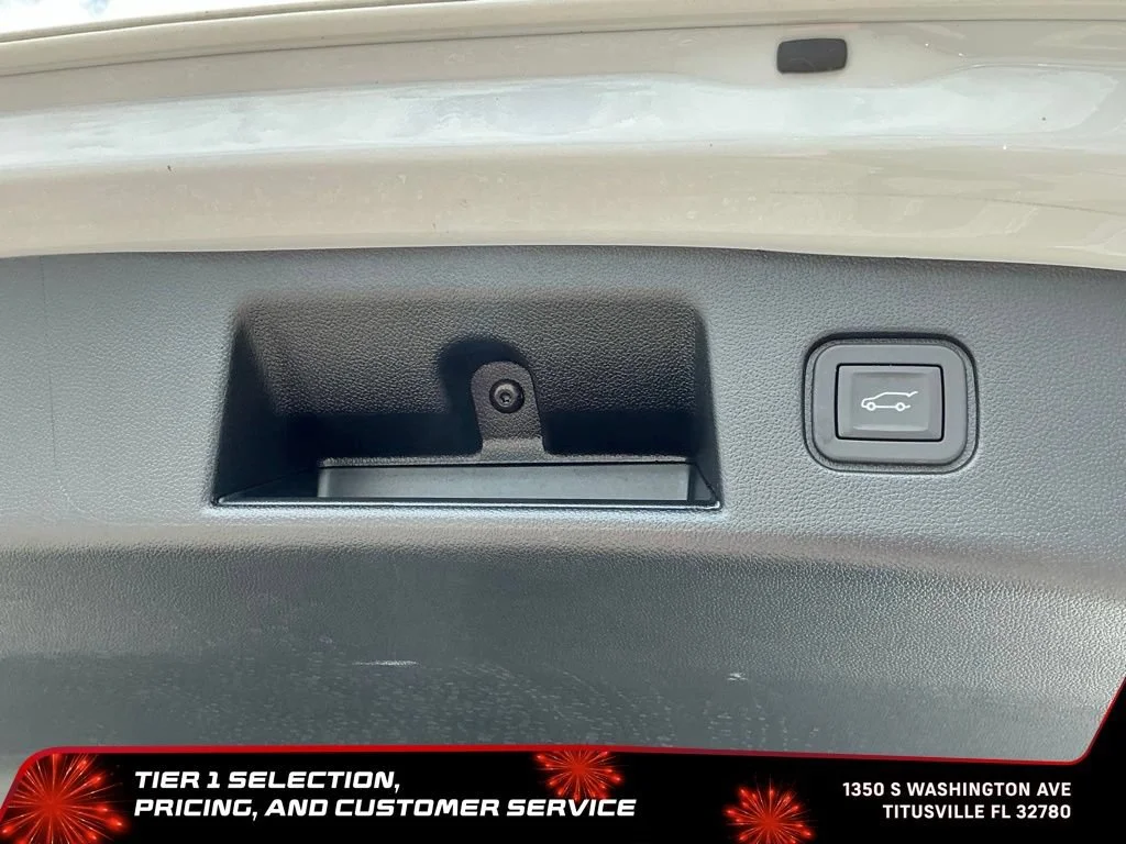 Used 2025 Summit White Chevrolet LT image 19