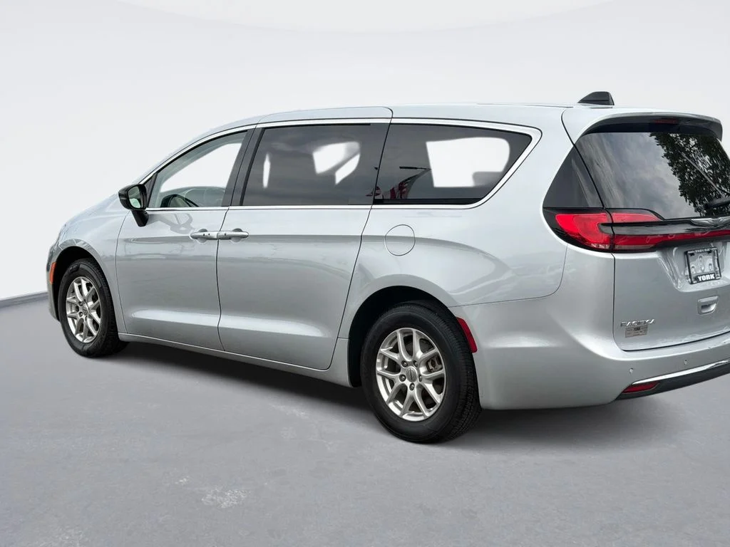 Used 2024 Silver Chrysler Touring L image 6