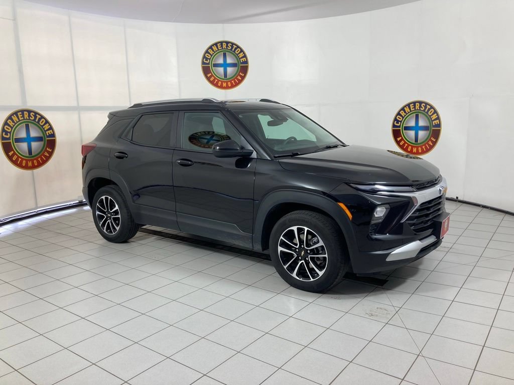 Used 2025 Mosaic Black Metallic Chevrolet LT image 18