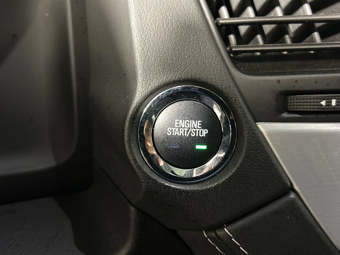 Used 2018 Iridium Metallic GMC SLT image 32