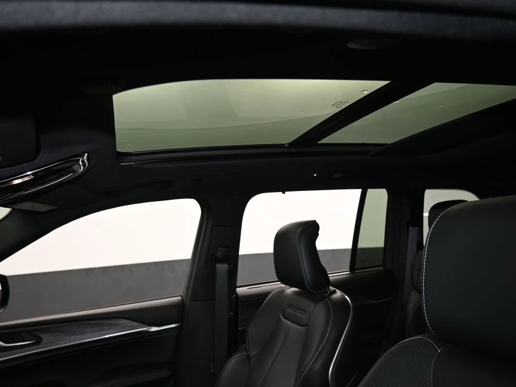 2023 Jeep Grand Cherokee Overland - Photo 11