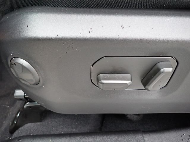 New 2025 Bright White Clear-Coat Exterior Paint Jeep Sahara image 17