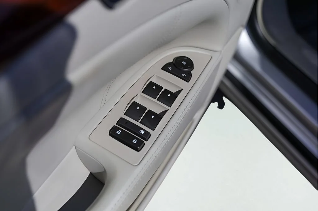 Used 2011 QUICKSILVER METALLIC Buick CX image 18