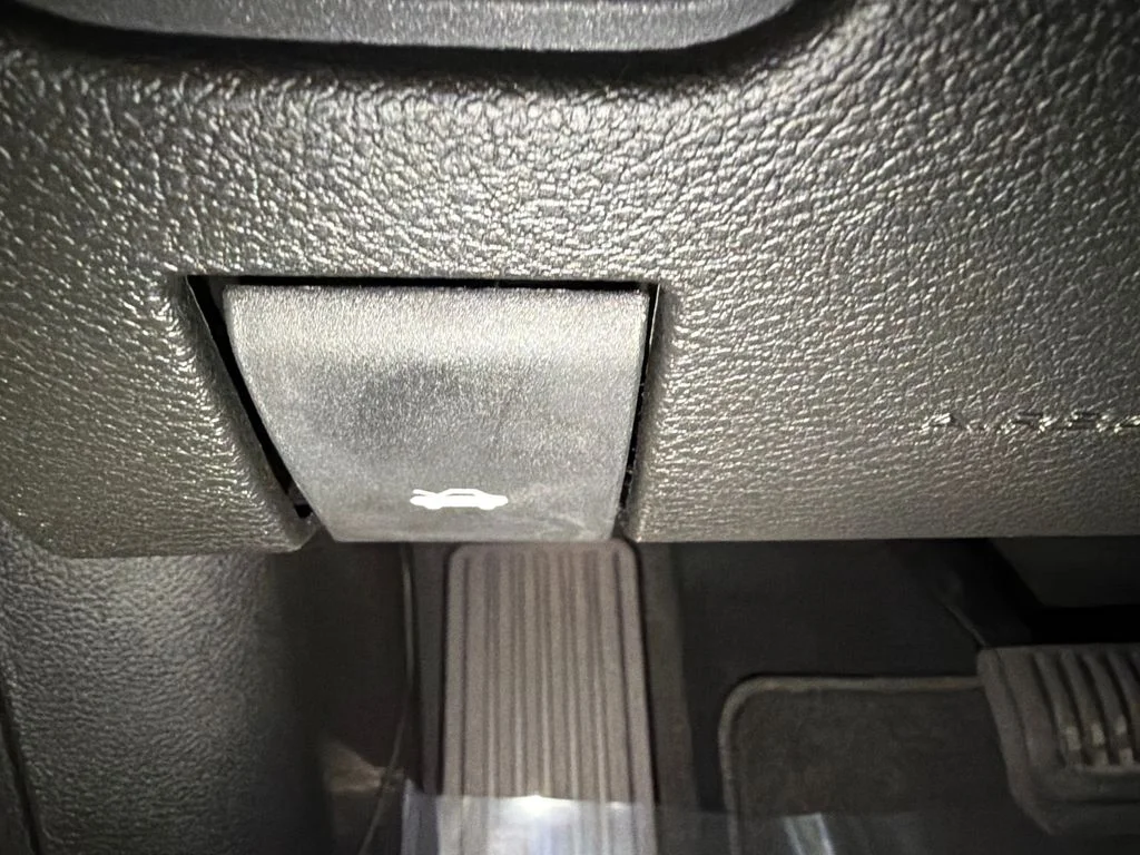 New 2026 Bright White Clear-Coat Exterior Paint Jeep Laredo X image 20