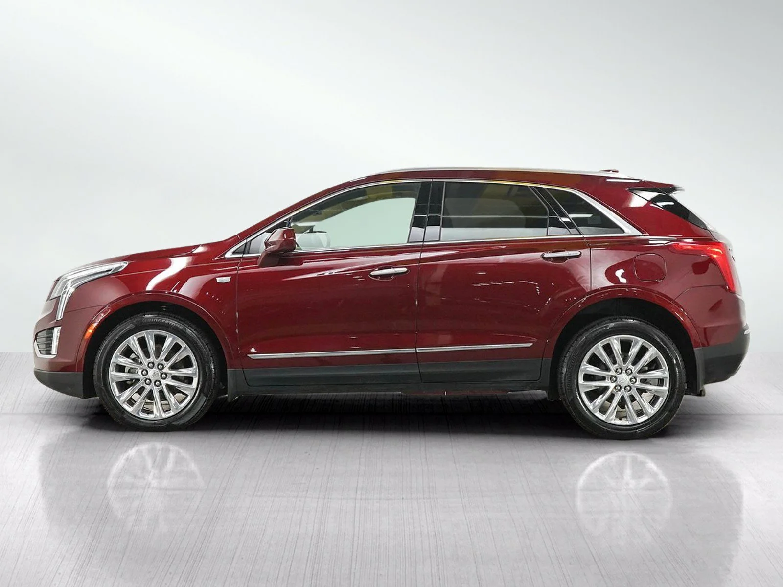 Used 2018 Cadillac XT5 Platinum with VIN 1GYKNGRSXJZ177671 for sale in Burnsville, Minnesota