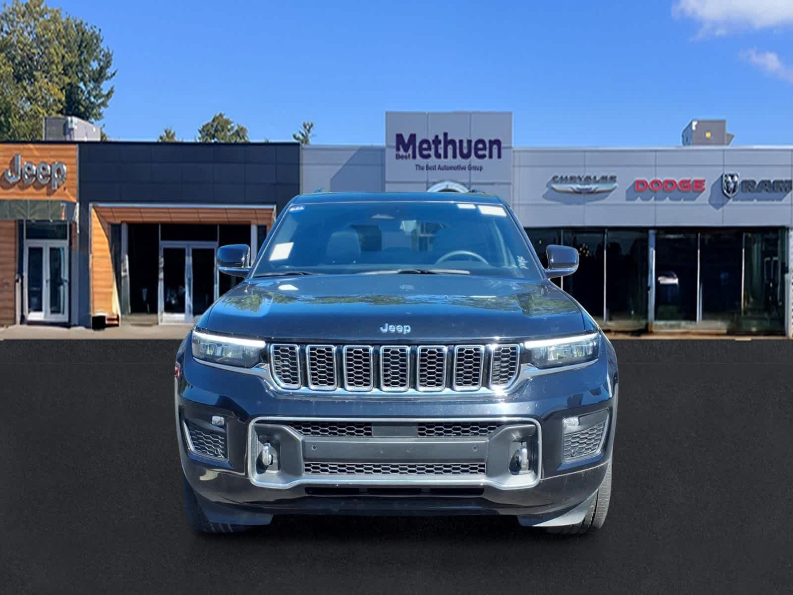 Used 2023 Diamond Black Crystal Pearlcoat Jeep Overland image 8