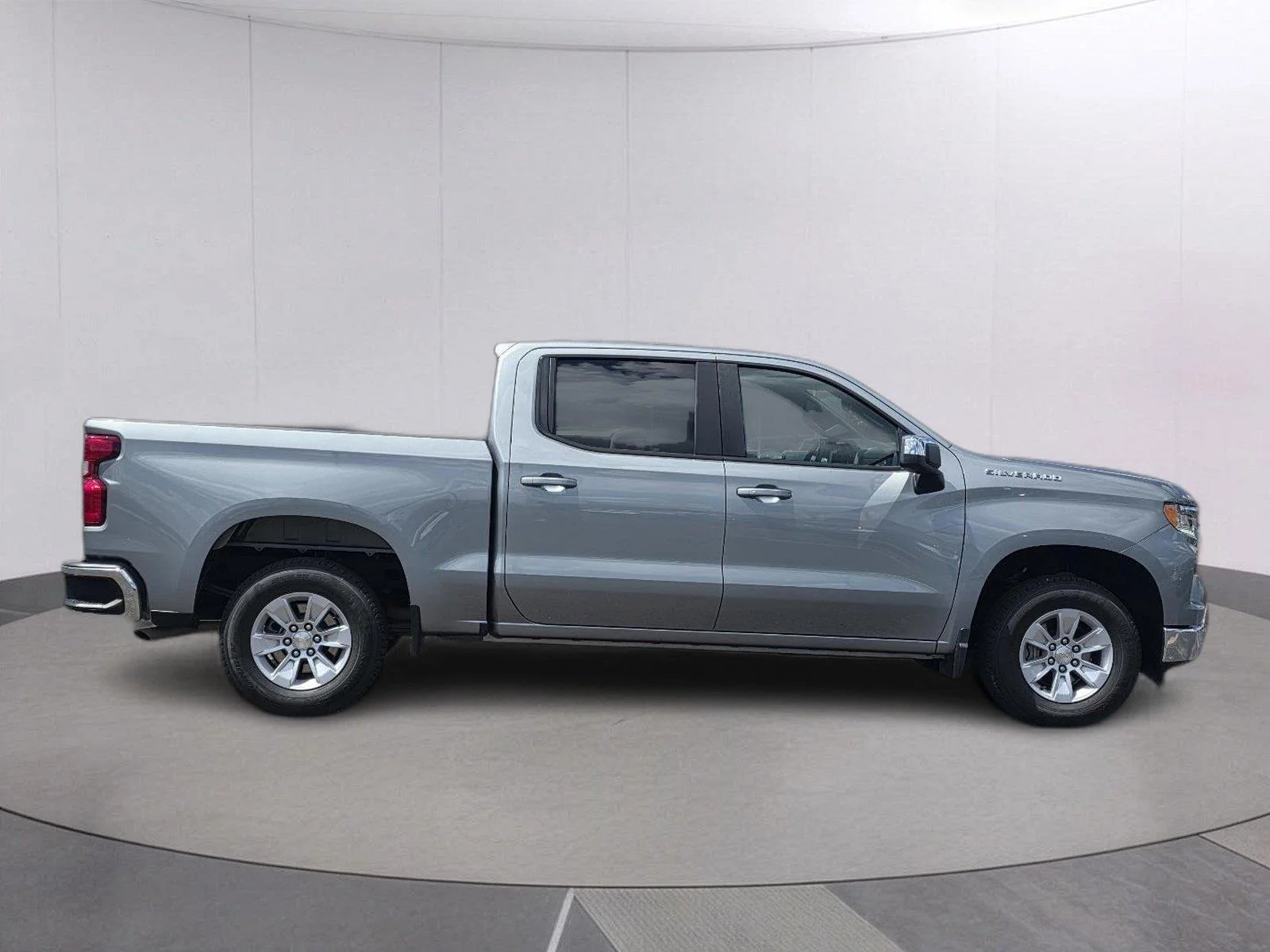 Used 2025 Sterling Gray Metallic Chevrolet LT image 4