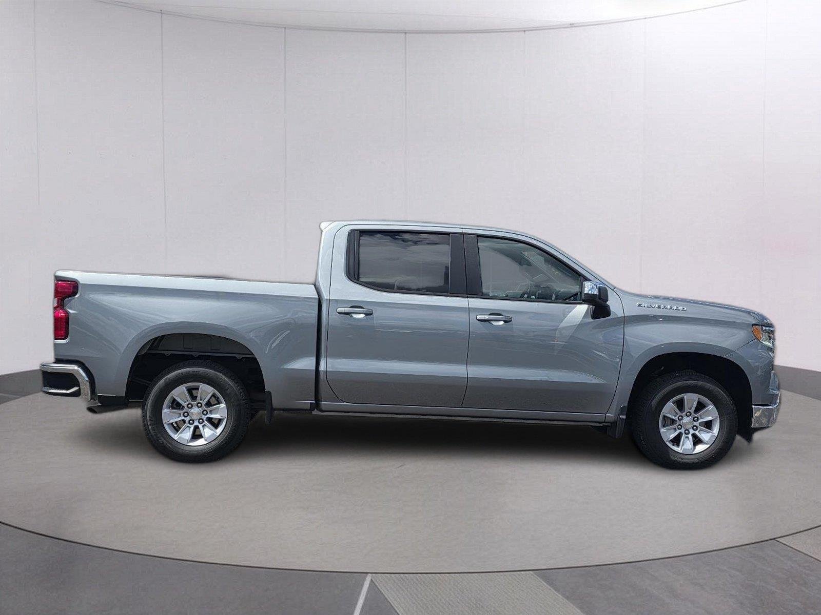 Used 2025 Sterling Gray Metallic Chevrolet LT image 4