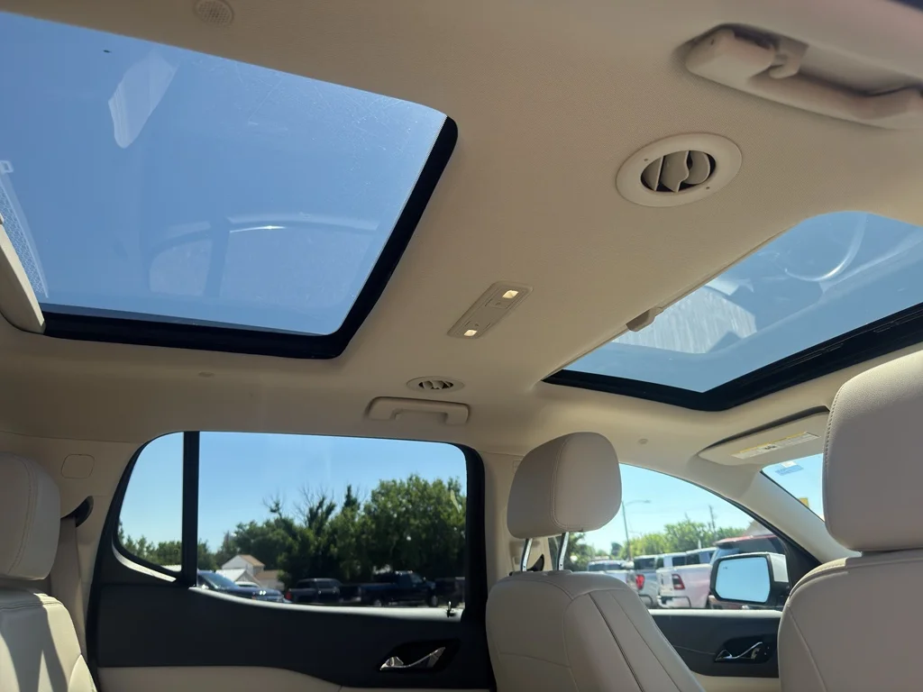 Used 2022 White Frost Tricoat GMC Denali image 22