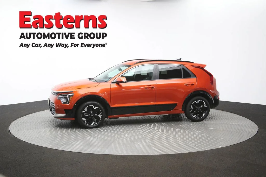 Used 2023 Red Kia Wind image 58