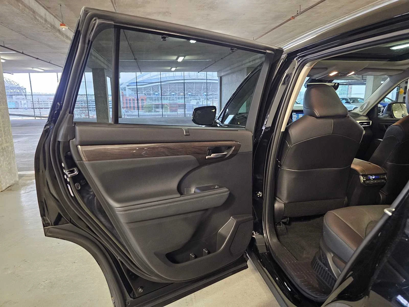 Used 2022 Midnight Black Metallic Toyota Hybrid Platinum image 27
