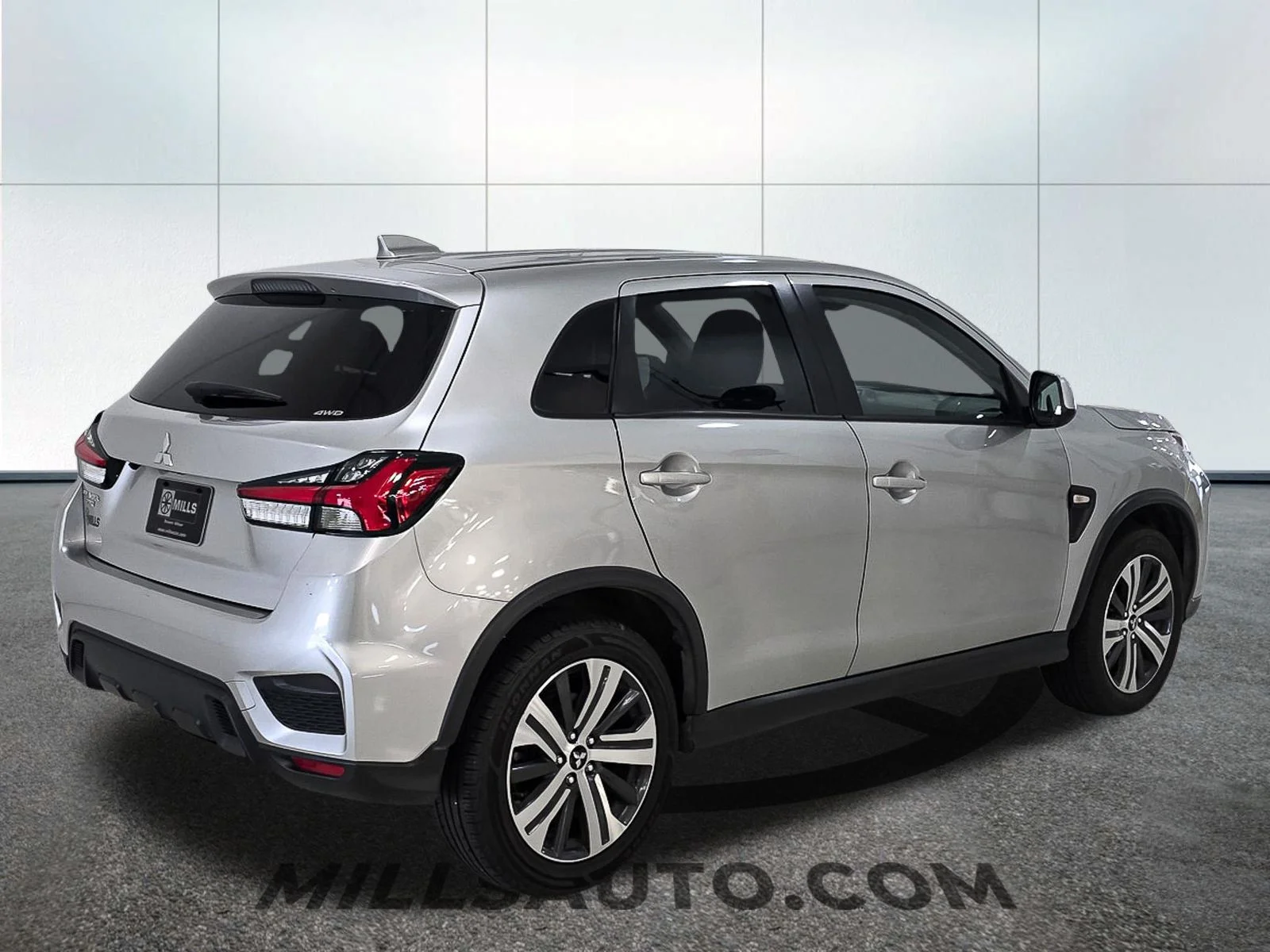 Used 2024  Mitsubishi  image 8