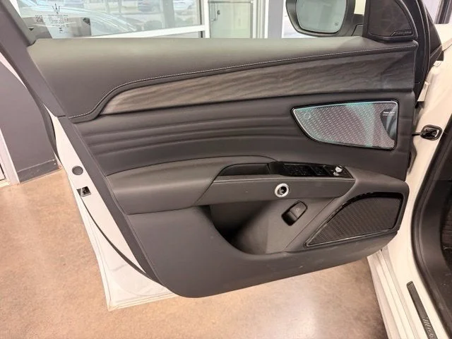 Used 2025 White Maserati Base image 16