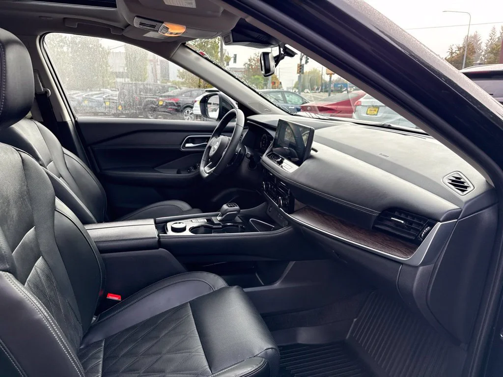 Used 2024 Super Black Nissan Platinum image 9