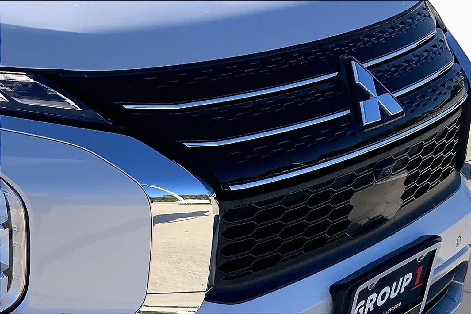 Used 2024 White Diamond Mitsubishi SE image 26