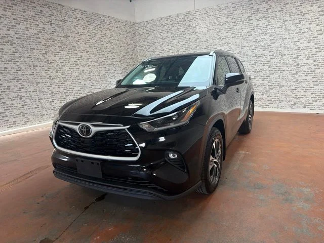 Used 2021 Black Toyota XLE image 3