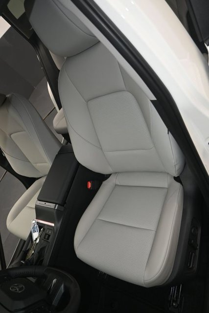 New 2026 Ice Cap Toyota XLE Premium image 9
