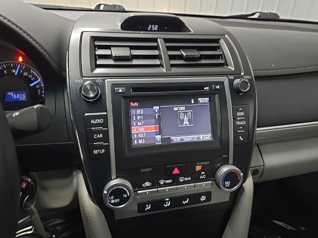 Used 2014 Silver Toyota LE image 27