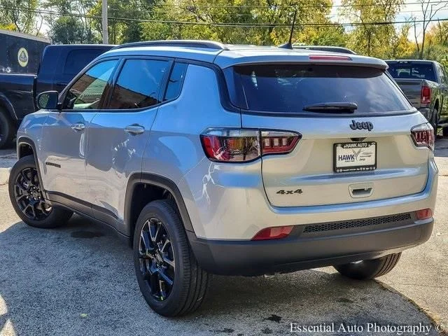 New 2026 Silver Zynith Metallic Clearcoat Jeep Latitude image 7