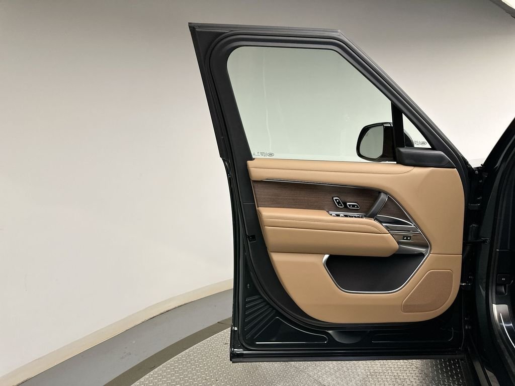 New 2026 Belgravia Green Land Rover SE image 17