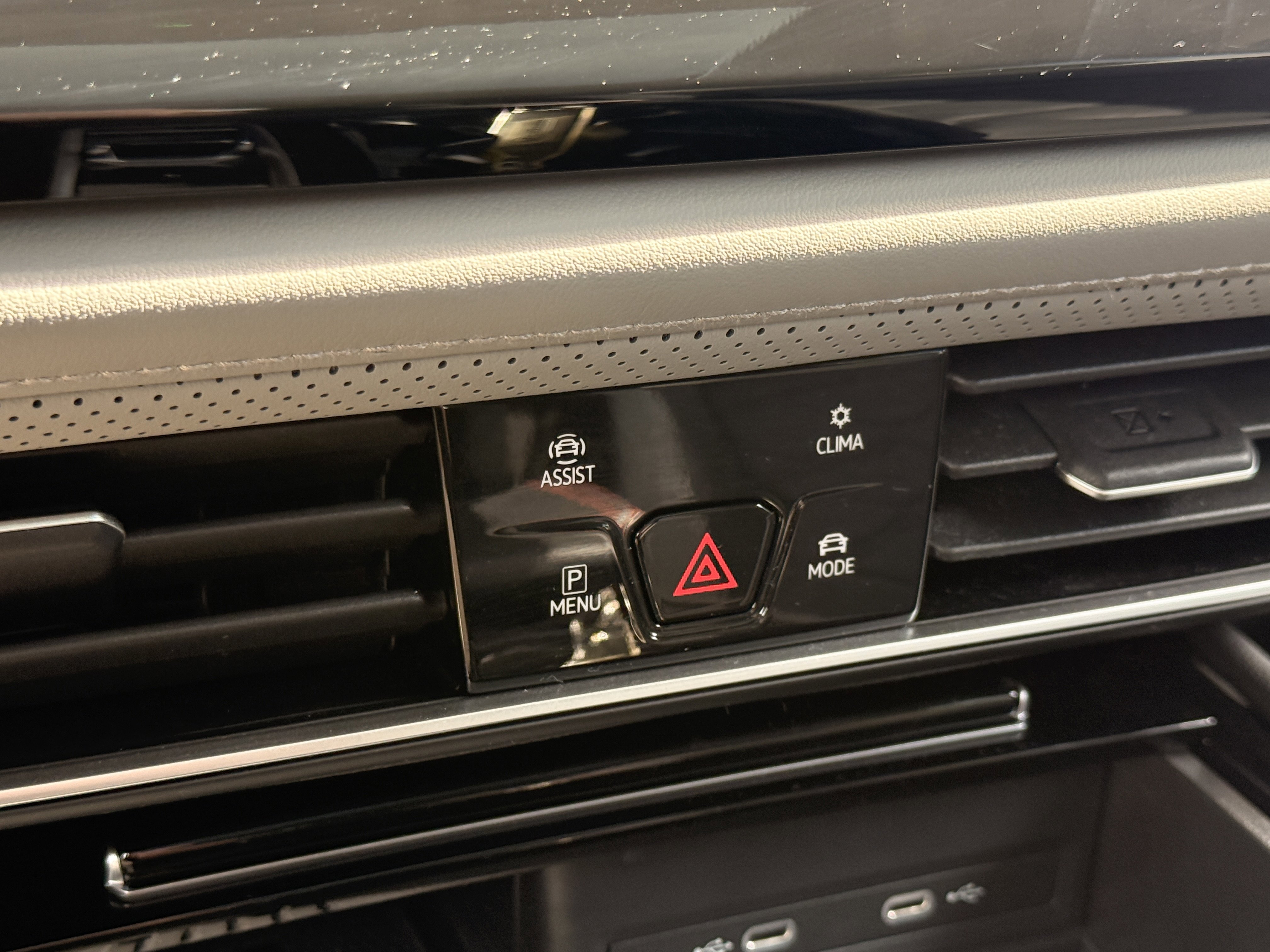 Certified Used 2025  Volkswagen 2.0T Peak Edition image 24