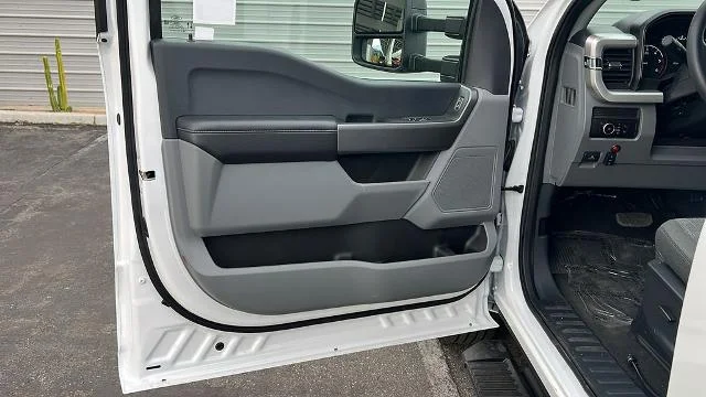 2025 Ford F-350 Super Duty Chassis Cab XLT - Photo 28