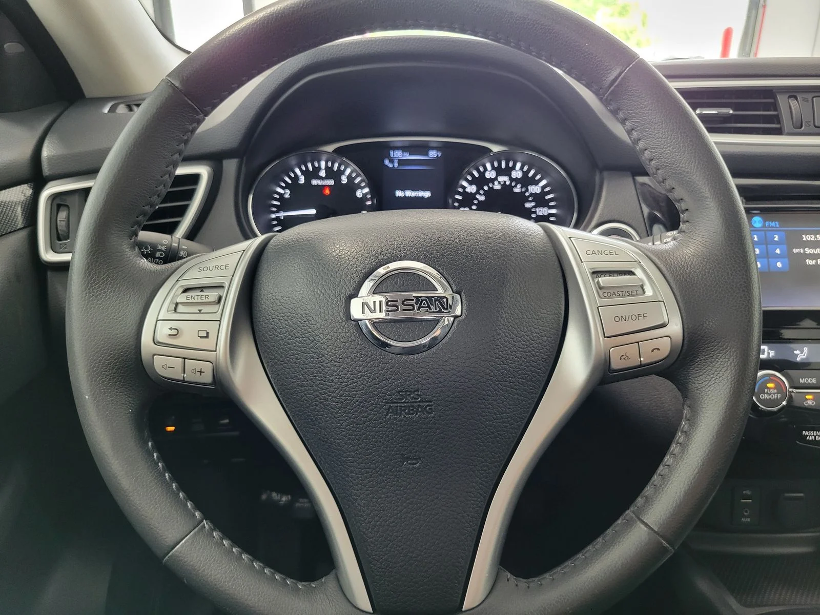 Used 2016 Red Nissan SL image 13