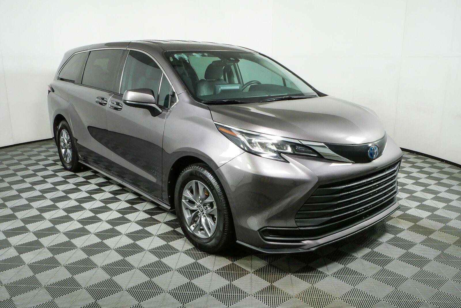 2022 Toyota Sienna LE