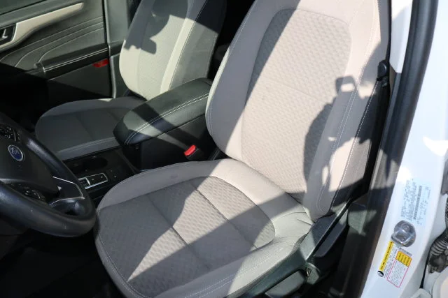 Used 2022 White Metallic Ford SE image 10