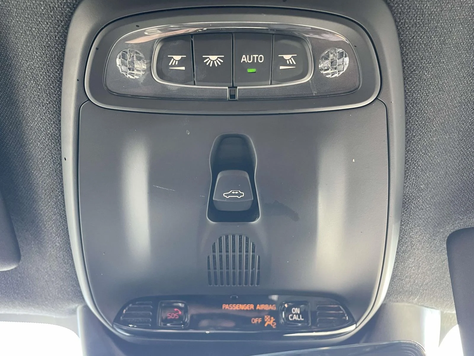 Used 2021  Volvo R-Design image 22