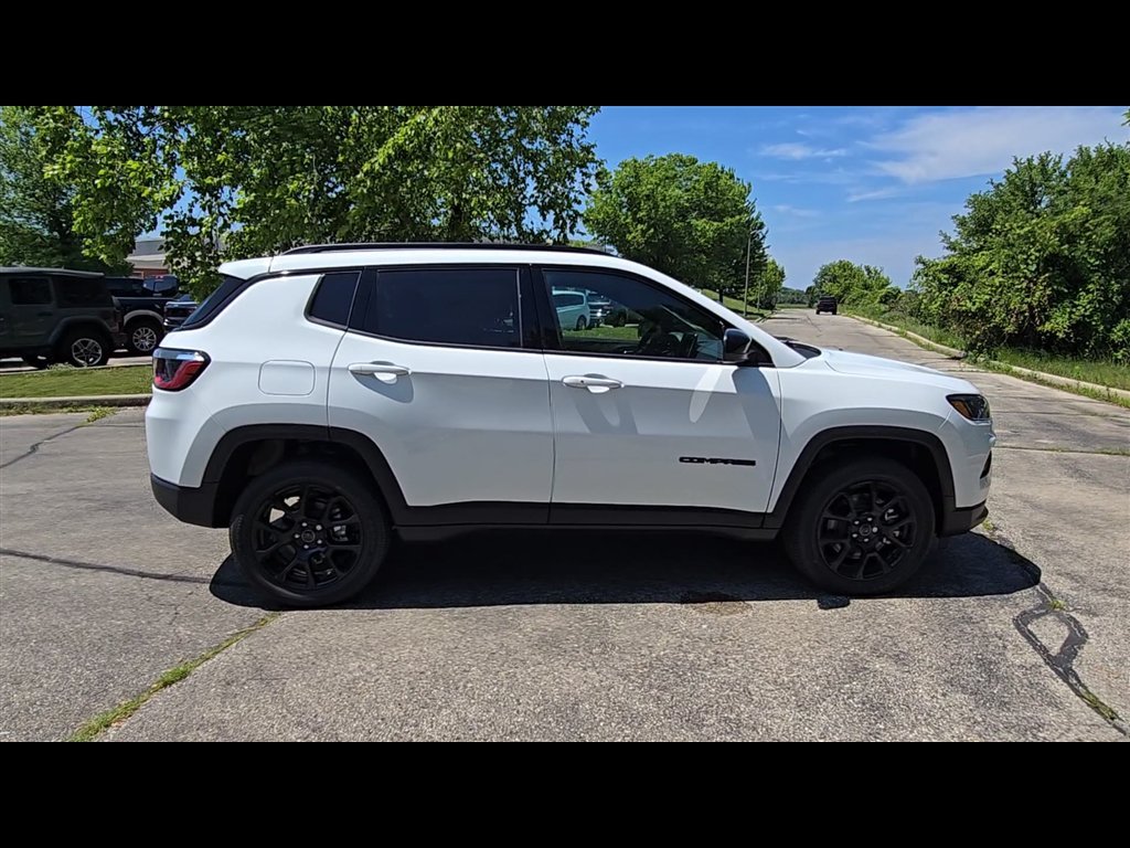 New 2026 Bright White Clear-Coat Exterior Paint Jeep Latitude image 10