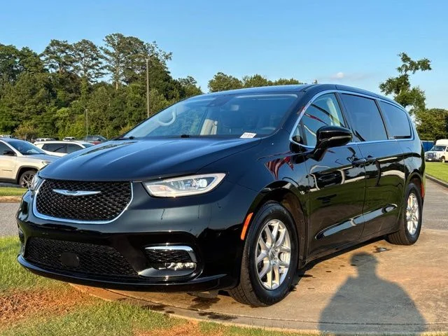 Used 2024 Black Chrysler Touring L image 3