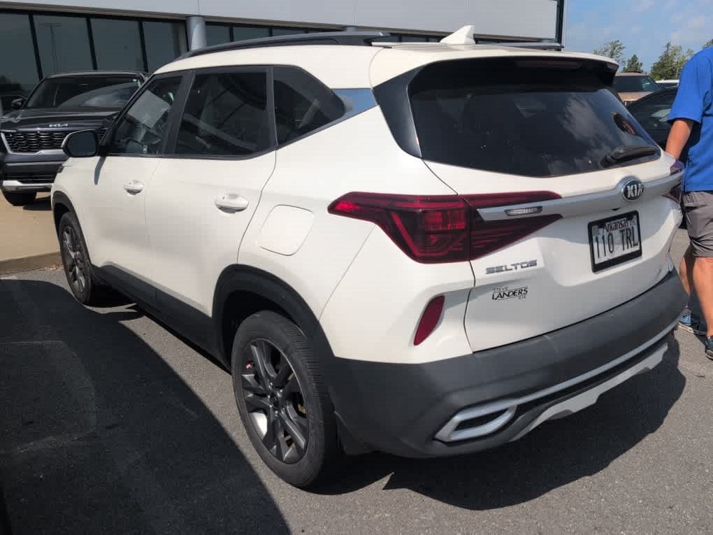 Used 2021 Snow White Pearl Kia S image 5