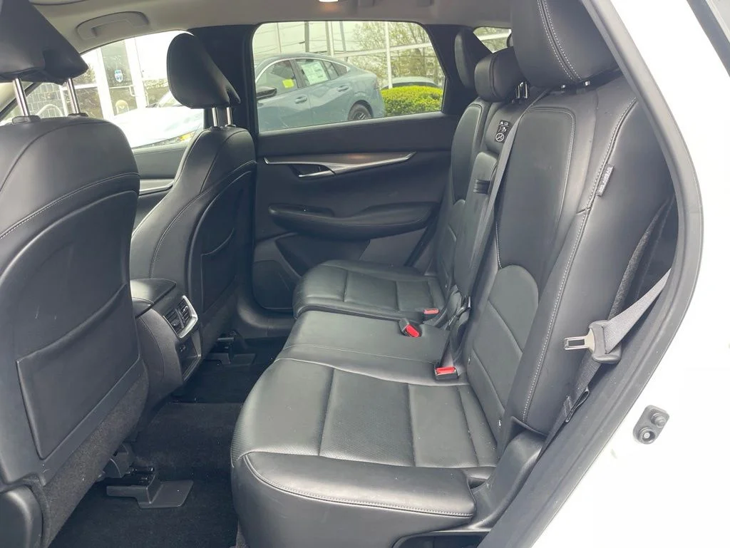 Used 2023 White INFINITI LUXE image 16
