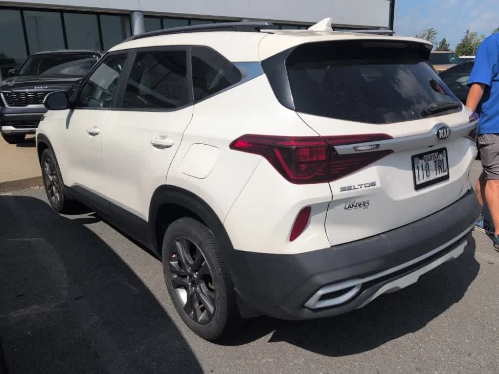 Used 2021 Snow White Pearl Kia S image 5
