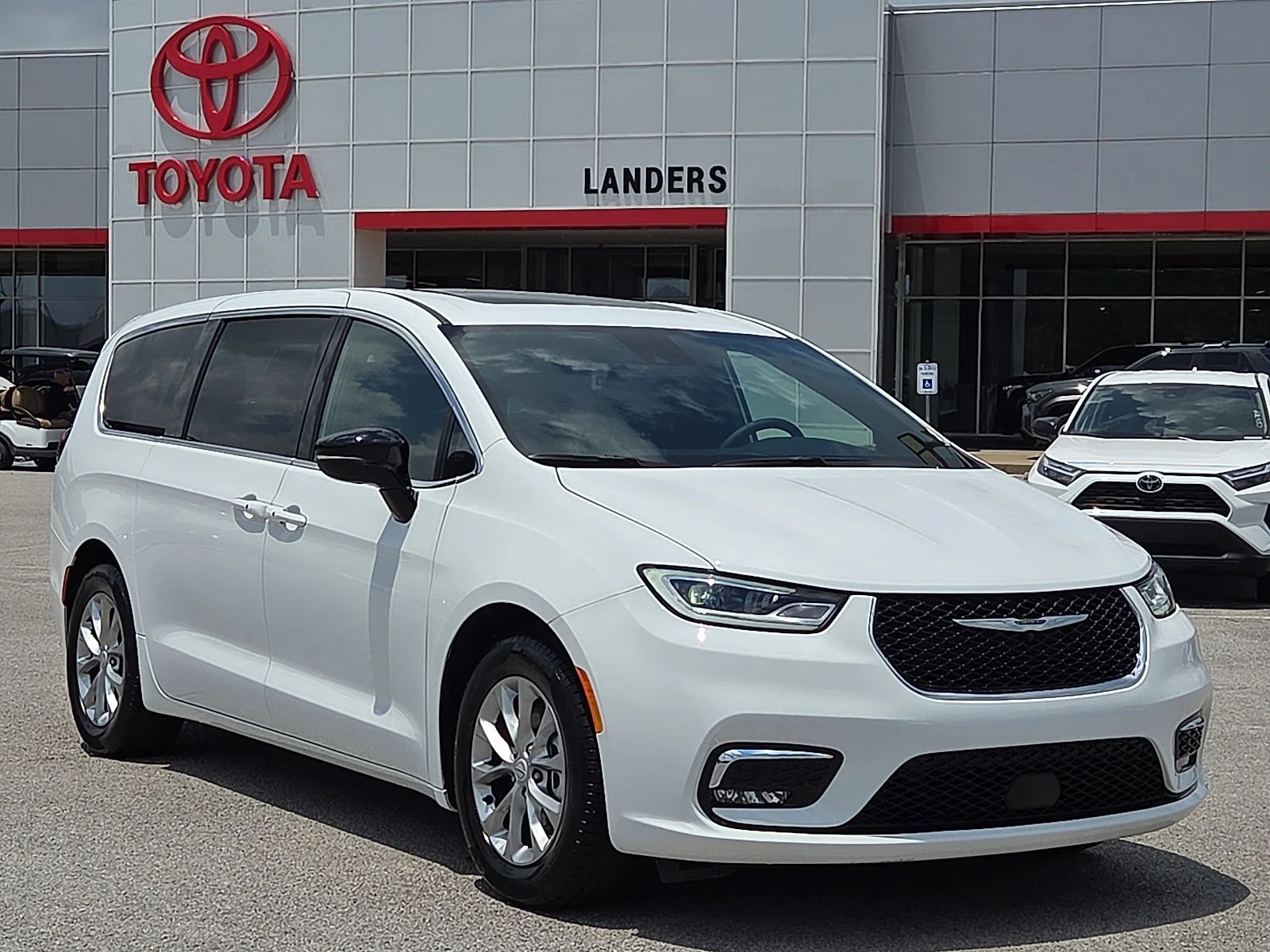 2026 Chrysler Pacifica Limited's photo
