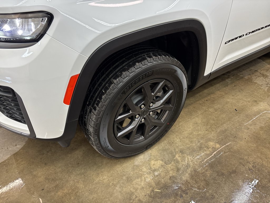 New 2027 Bright White Clear-Coat Paint Jeep Laredo image 11