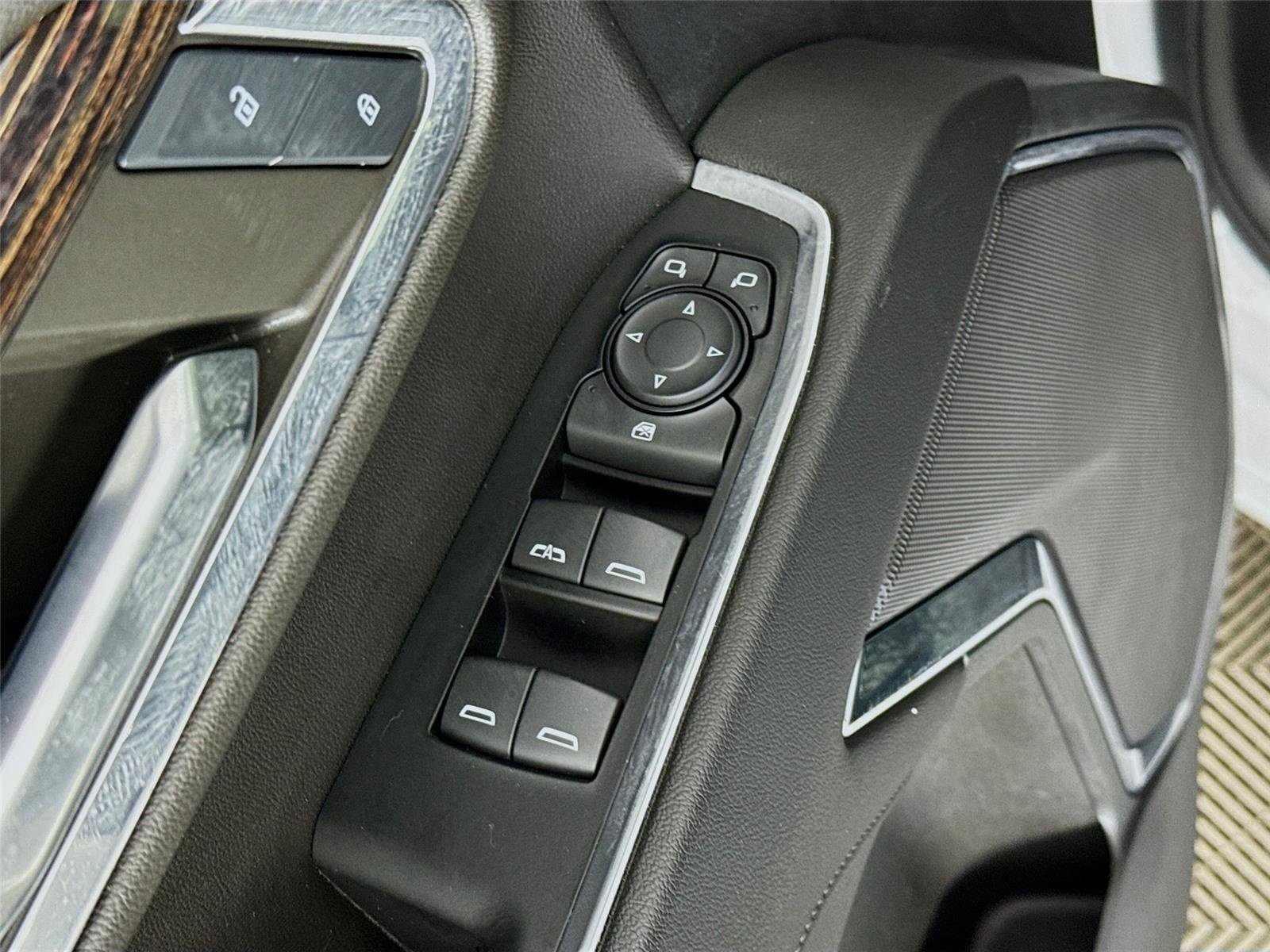 Used 2024 Summit White GMC Elevation image 19