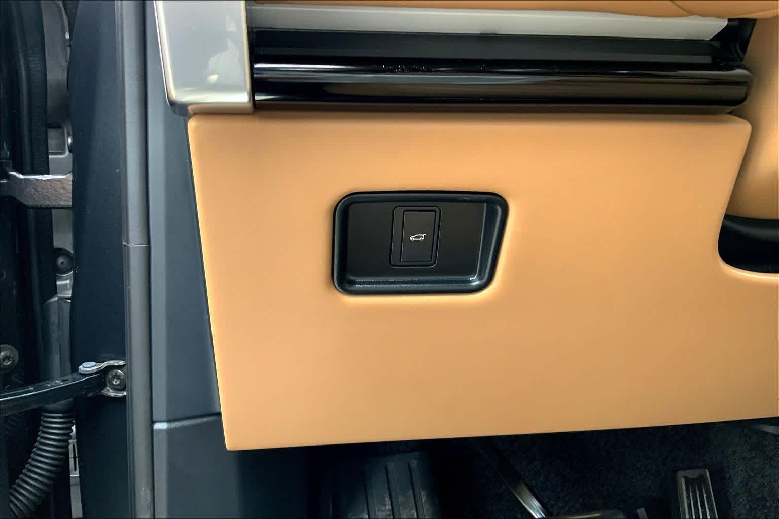 New 2025 Carpathian Grey Land Rover SE image 16