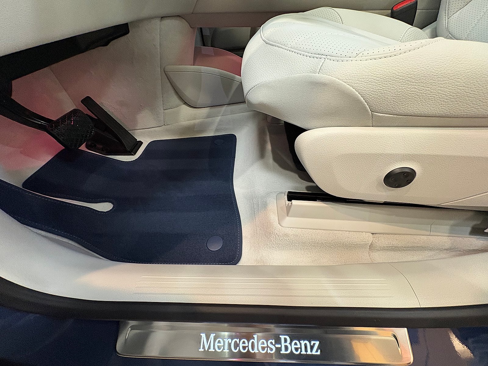 New 2027 Twilight Blue Metallic Mercedes-Benz EQE 320+ image 14