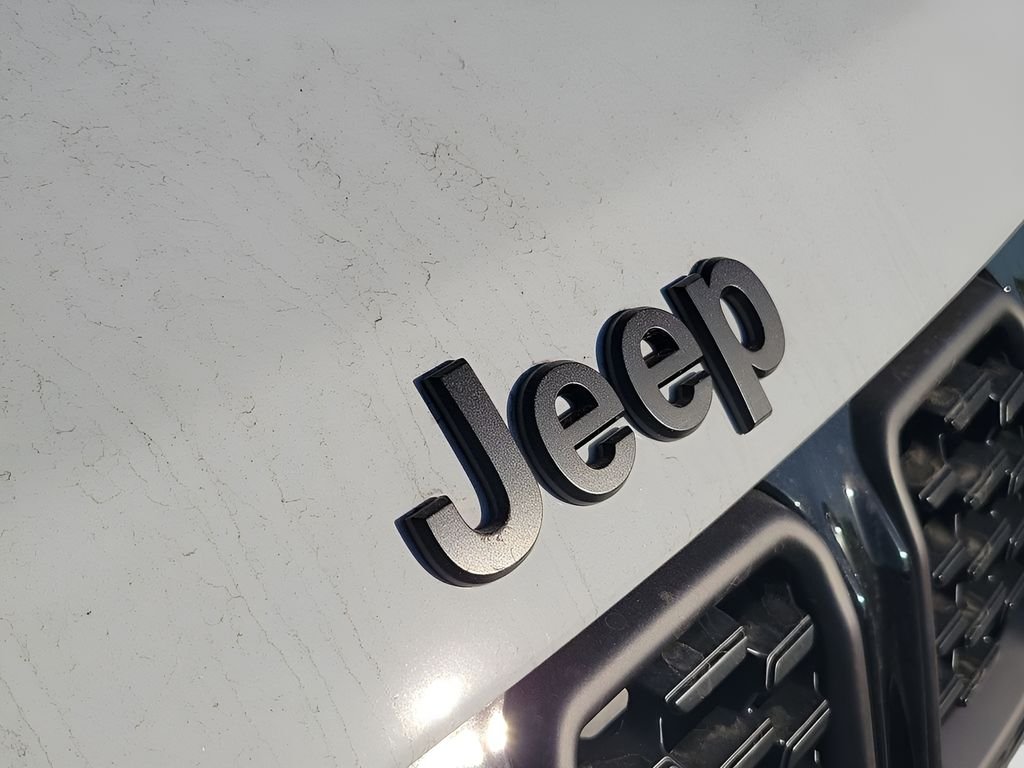 New 2026 Bright White Clear-Coat Exterior Paint Jeep Latitude image 40