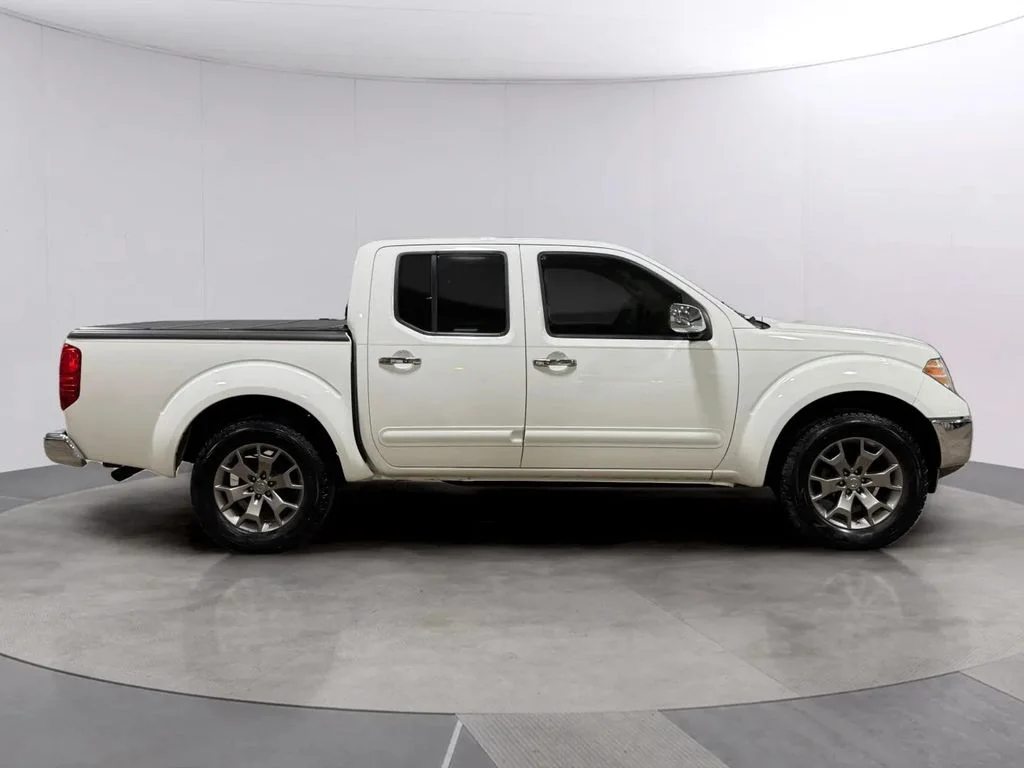 Used 2015 Glacier White Nissan SL image 3