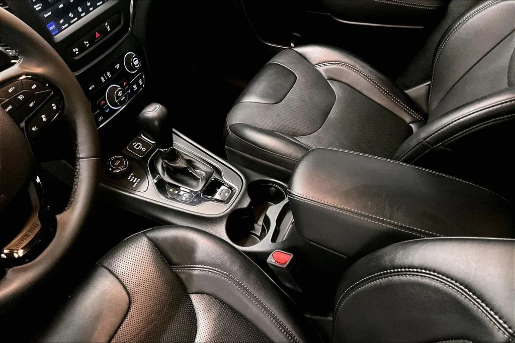 Used 2023 Black Jeep Altitude image 18
