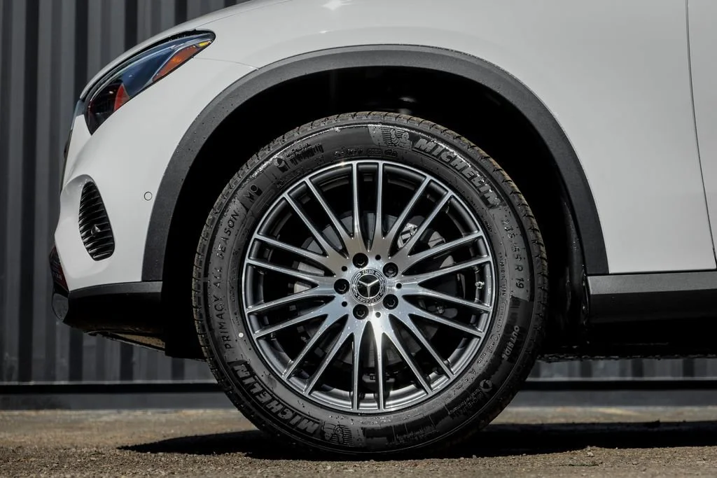 New 2026 Polar White Mercedes-Benz GLC 300 image 37