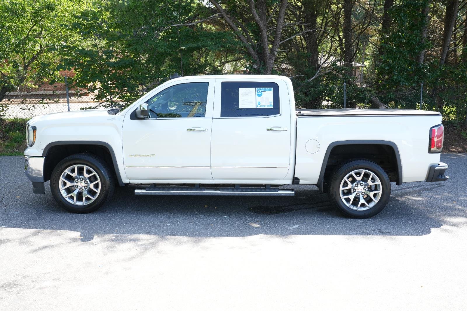 Used 2018 WHITE FROST TRICOAT GMC SLT image 4