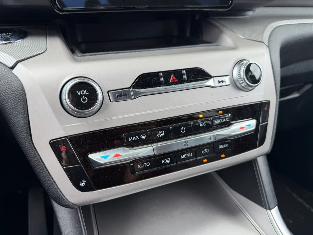 Used 2022 Star White Metallic Tri-Coat Ford XLT image 16