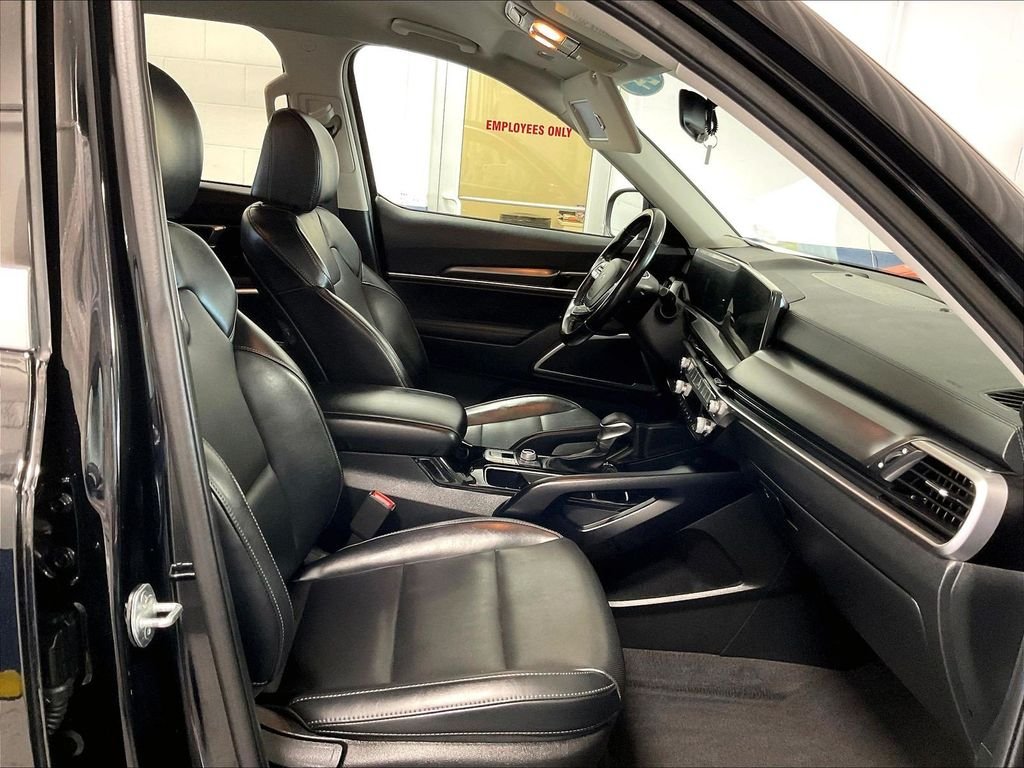Used 2024 Black Kia LX image 11
