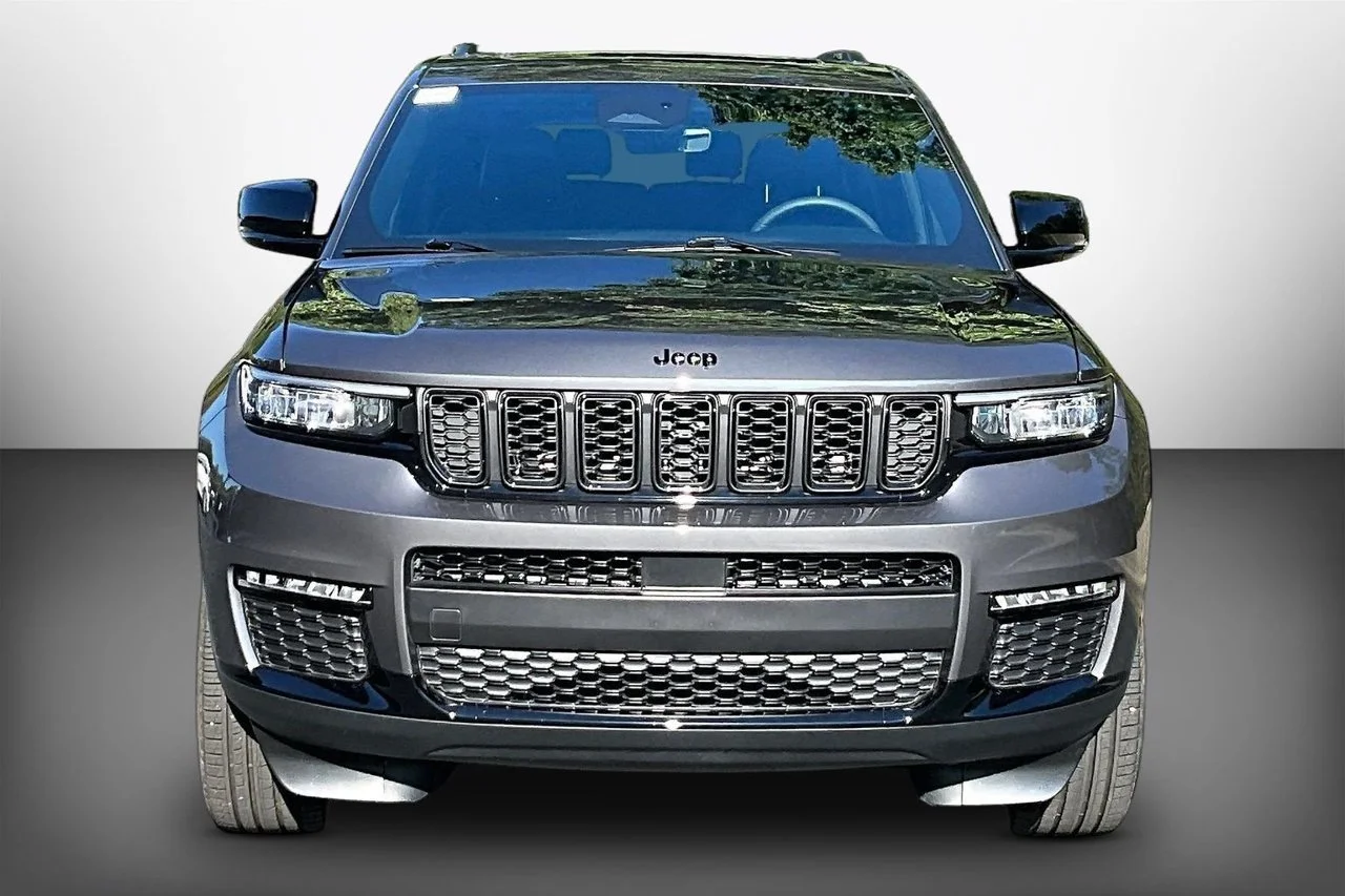 Used 2025 Gray Jeep Limited image 3